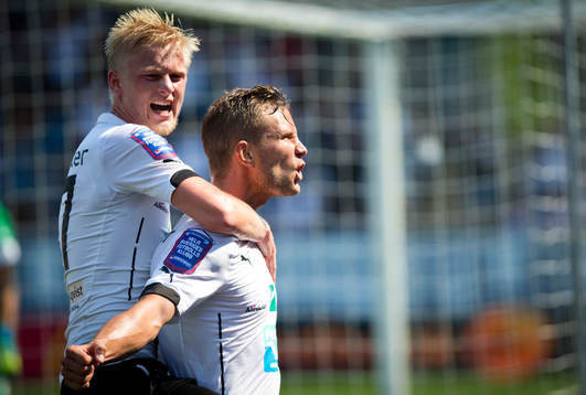 Örebros Robert Åhman Persson gör 2-0 och jublar med Karl
