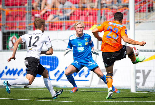 Norrköpings David Boo Wiklander skjuter mot Örebros