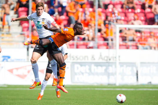 Örebros Magnus Wikström och Norrköpings Alhaji Kamara