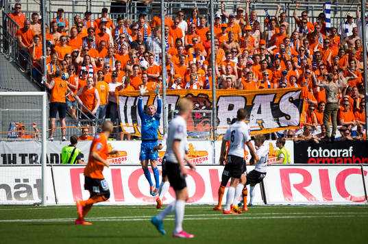 Örebros målvakt Jacob Rinne räddar inlägg framför