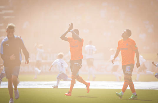 Norrköpings Alhaji Kamara i röken från fansens