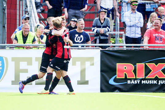 Brommapojkarnas Jesper Karlström jublar