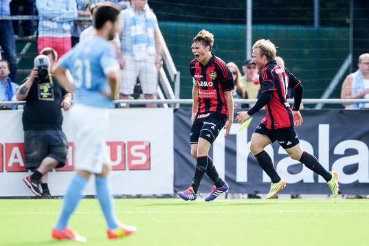 Brommapojkarnas Jesper Karlström jublar