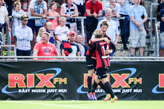 Brommapojkarnas Jesper Karlström jublar