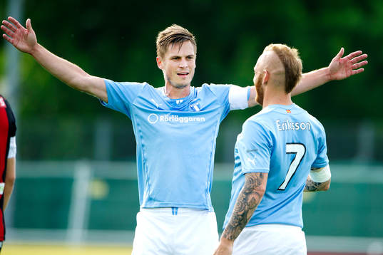 Malmö FFs Markus Rosenberg jublar mot Magnus Eriksson