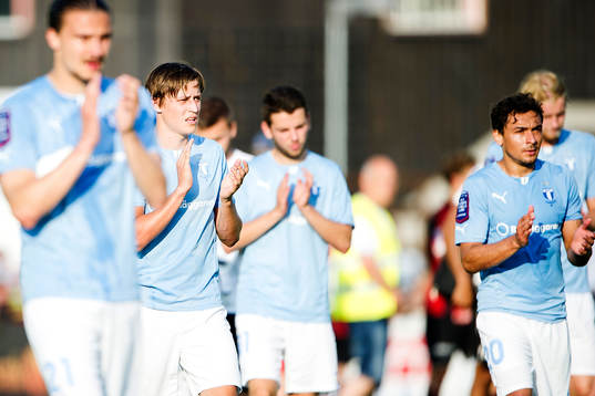 Malmö FFs Simon Thern och Ricardo Ferreira tackar publiken