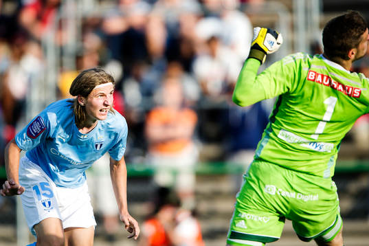 Malmö FFs Pawel Cibicki ser hur sitt inlägg går ut vid