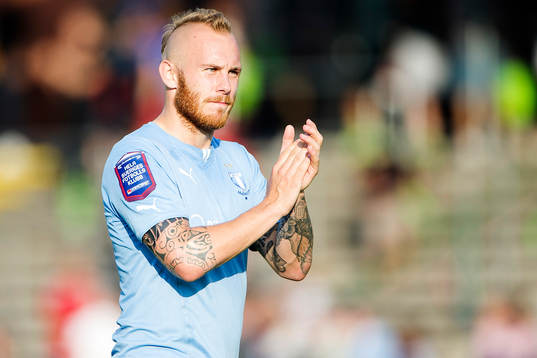 Malmö FFs Magnus Eriksson tackar publiken