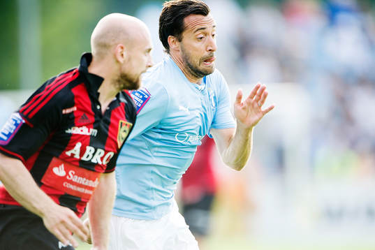 Brommapojkarnas Kristinn Jónsson jagar Malmö FFs Matias