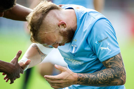 Malmö FFs Magnus Eriksson har ont