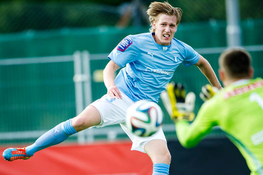 Malmö FFs Emil Forsberg går på skott mot Brommapojkarnas