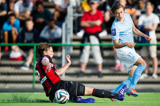 Brommapojkarnas Jesper Karlström försöker stoppa Malmö