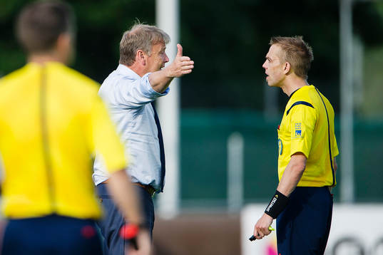 Malmö FFs tränare Åge Hareide diskuterar med domare