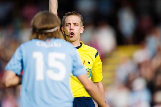 Domare Johan Hamlin ger Malmö FFs Pawel Cibicki ett gult
