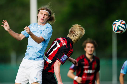Malmö FFs Pawel Cibicki i luftduell med Brommapojkarnas
