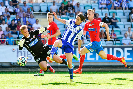 IFK Göteborgs Lasse Vibe i ett friläge mot Helsingborgs