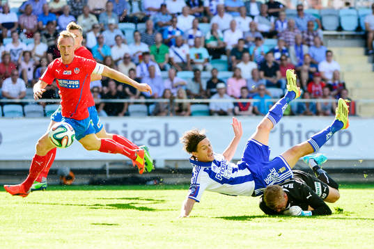 IFK Göteborgs Lasse Vibe i ett friläge mot Helsingborgs