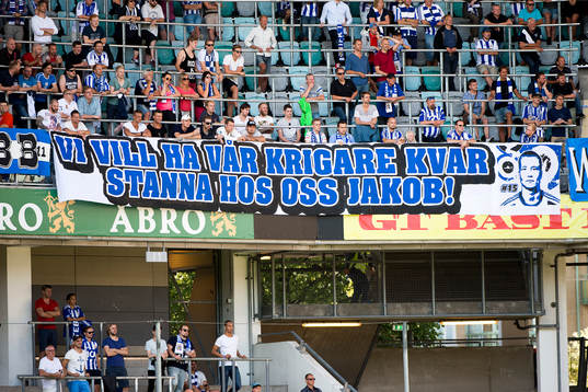 IFK Göteborgs supportrar har satt upp en banderoll med