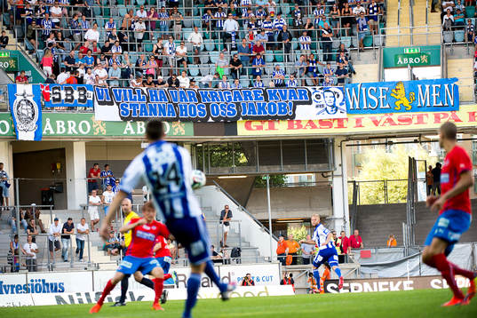 IFK Göteborgs supportrar har satt upp en banderoll med