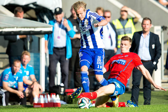 IFK Göteborgs Gustav Engvall kapas av Helsingborgs Carl