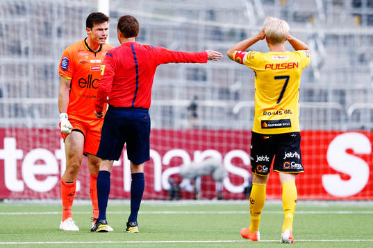 Elfsborgs målvakt Kevin Stuhr-Ellegaard är upprör på
