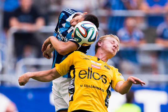 Djurgårdens Haris Radetinac i en nickduell med Elfsborgs