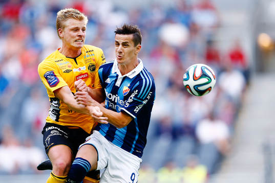 Elfsborgs Per Frick  i en nickduell mot Djurgårdens Haris
