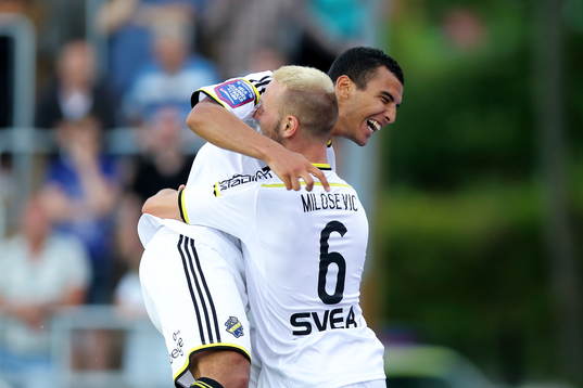 s Nabil Bahoui jublar med AIK:s Alexander Milosevic