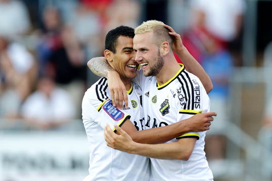 s Nabil Bahoui jublar med AIK:s Alexander Milosevic
