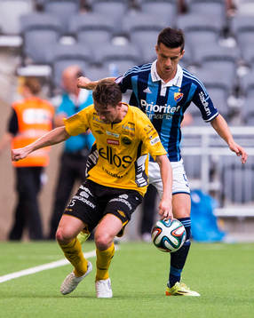 Elfsborgs Marcus Rohdén i kamp om bollen med Djurgårdens