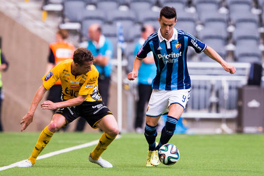 Elfsborgs Marcus Rohdén i kamp om bollen med Djurgårdens