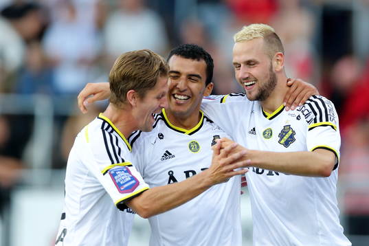 s Nabil Bahoui jublar med AIK:s Alexander Milosevic och