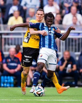 Elfsborgs Jon Jönsson håller fast Djurgårdens Amadou Jawo