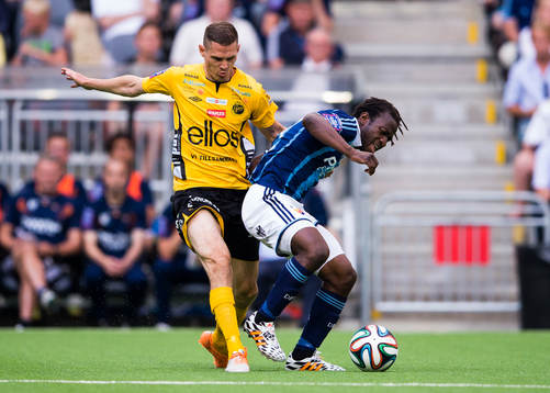 Elfsborgs Jon Jönsson i kamp om bollen med Djurgårdens