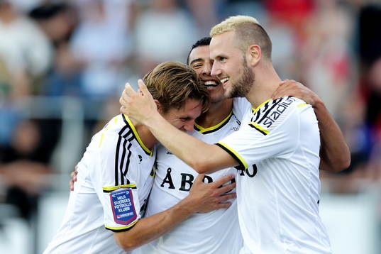 s Nabil Bahoui jublar med AIK:s Alexander Milosevic och