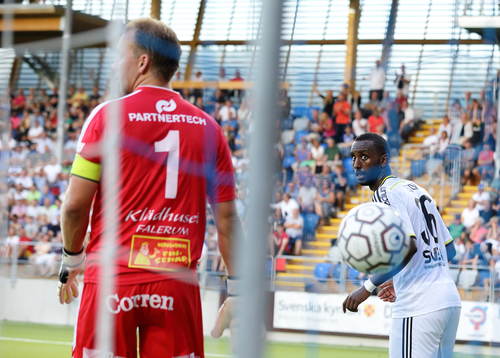 s Henok Goitom bakom Åtvidabergs målvakt Henrik Gustavsson
