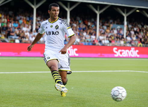 s Nabil Bahoui passar till mål 0-3 av AIK:s Henok Goitom