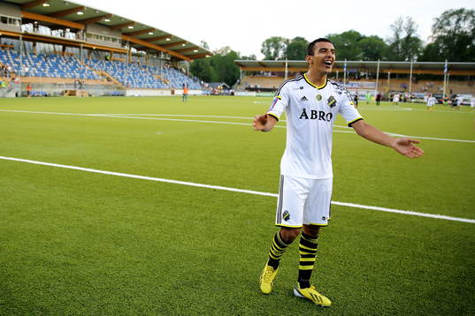 s målgörare vid 0-2 Nabil Bahoui jublar