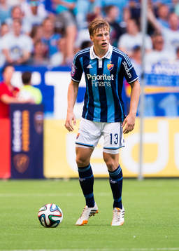 Djurgårdens Emil Bergström med bollen