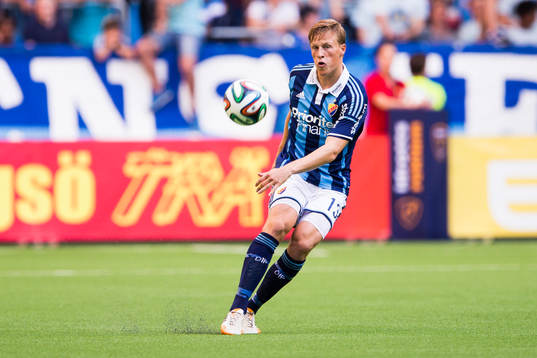 Djurgårdens Emil Bergström med bollen