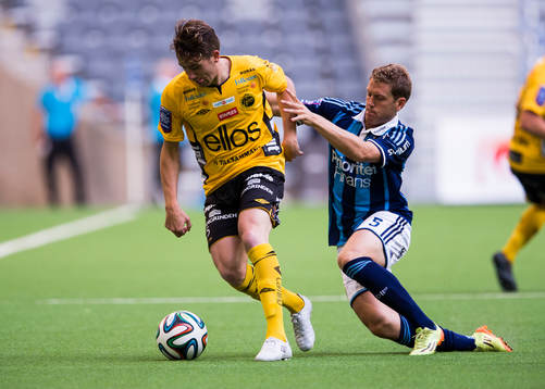 Elfsborgs Marcus Rohdén försöker ta sig bort från