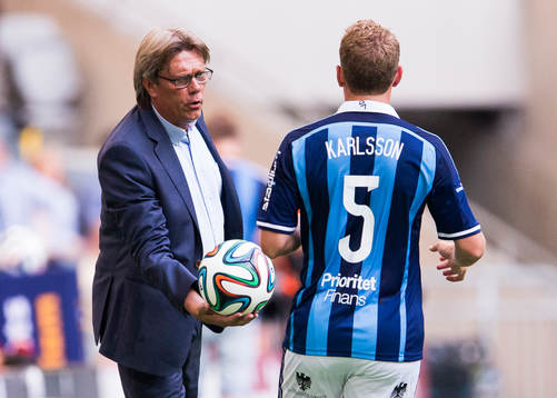 Djurgårdens tränare Per Olsson ger bollen till