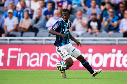 Djurgårdens Amadou Jawo med bollen
