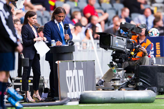 Özcan Melkemichel som expertkommentator på Canal+
