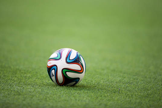 Matchbollen ligger på konstgräset