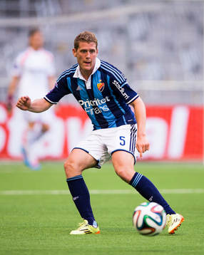 Djurgårdens Stefan Karlsson med bollen
