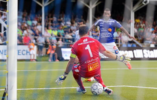 s Nabil Bahoui intill Åtvidabergs Alberis Sérgio da Silva