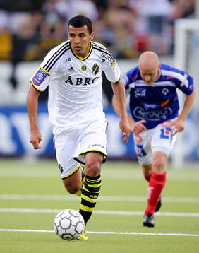 s Nabil Bahoui förbi Åtvidabergs Victor Sköld