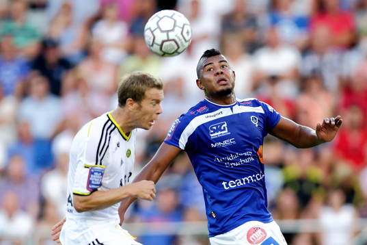 Åtvidabergs Ricardo Santos tittar på bollen i en nickduell