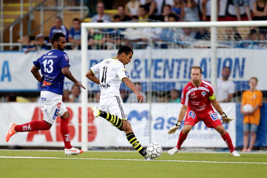 s Nabil Bahoui förbereder skott mot mål